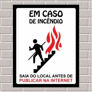 PLACA - Em caso de incêndio, saia do local antes de publicar na internet 20X25